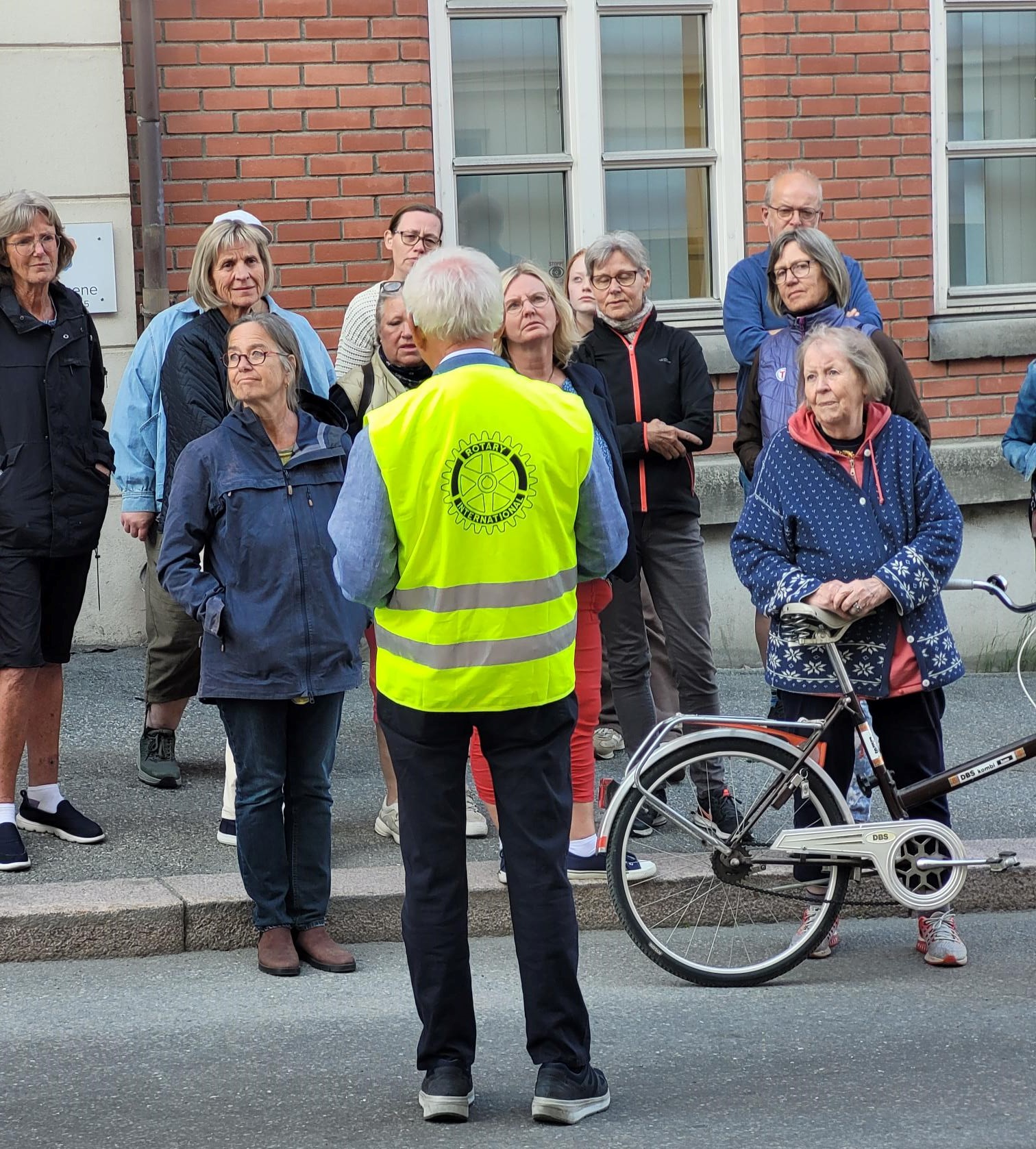 Ragnar Nøklebye er en ivrig foredragsholder midt i gaten