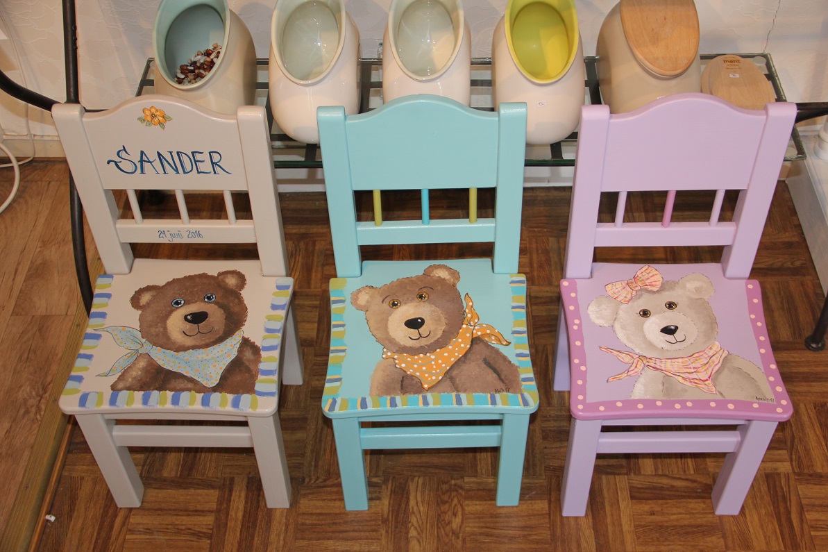 bilde av håndmalte stoler