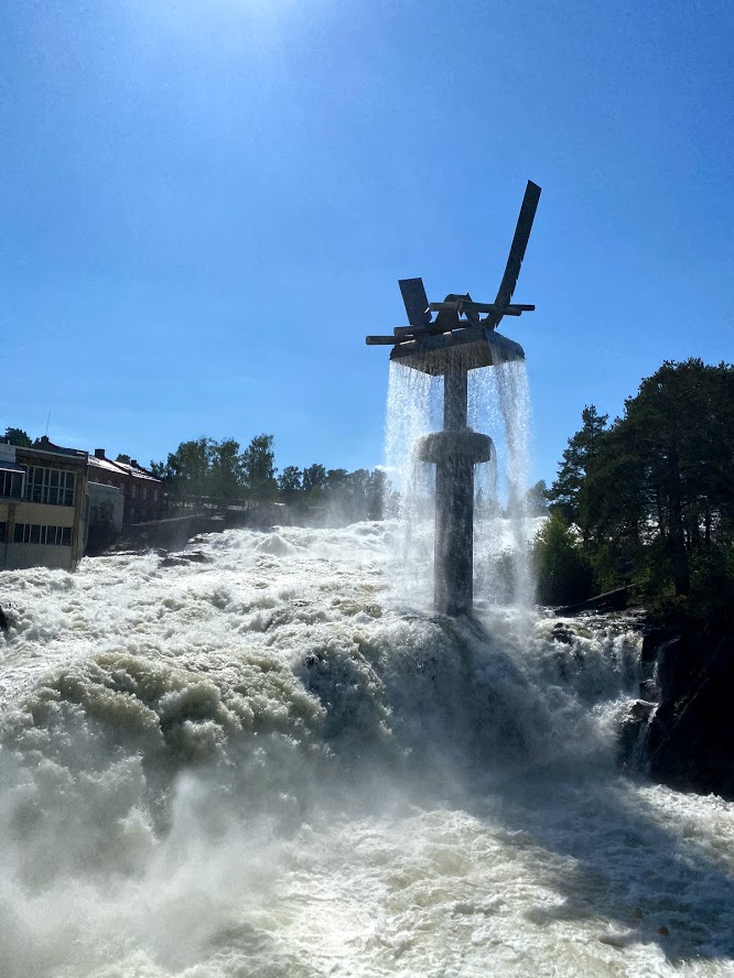 Skulptur i fossen